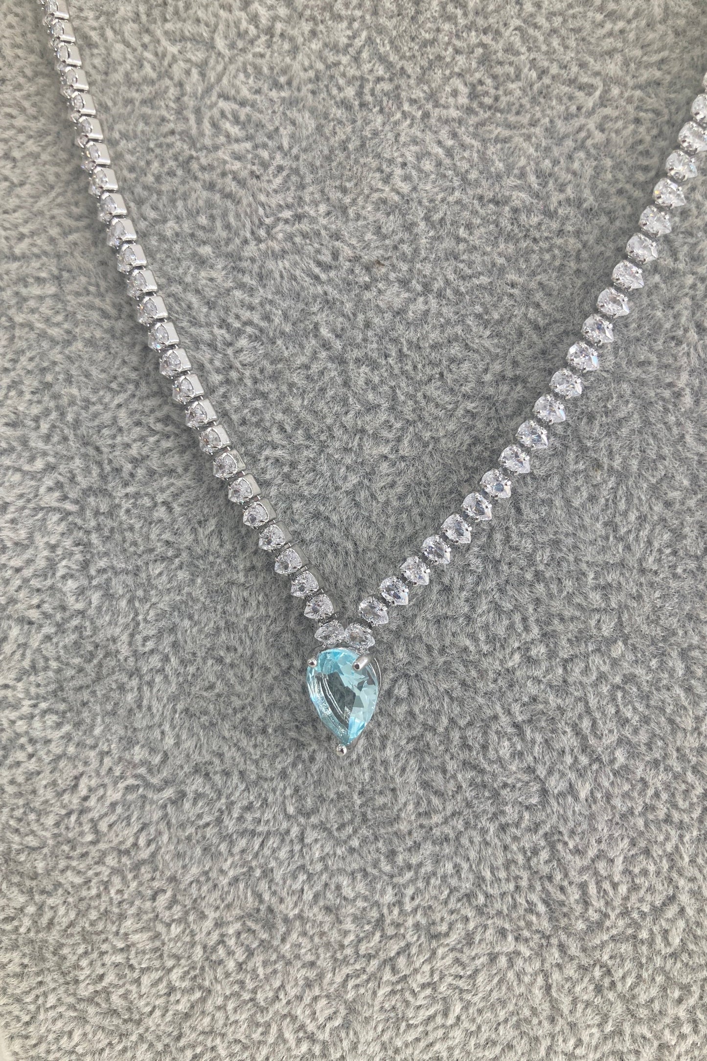 Set de Aretes Elia y Collar Delia