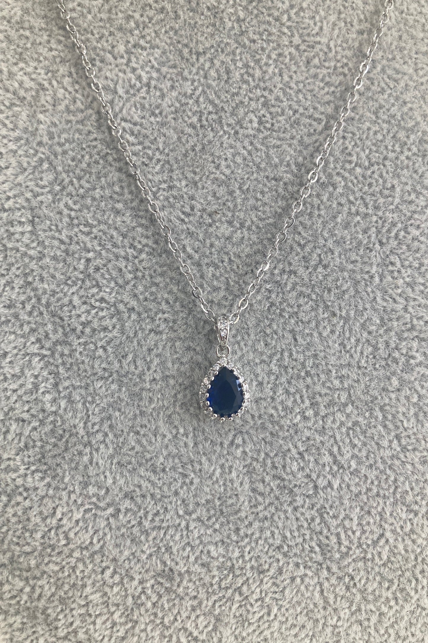 Set de Aretes Kiara y collar Deimar