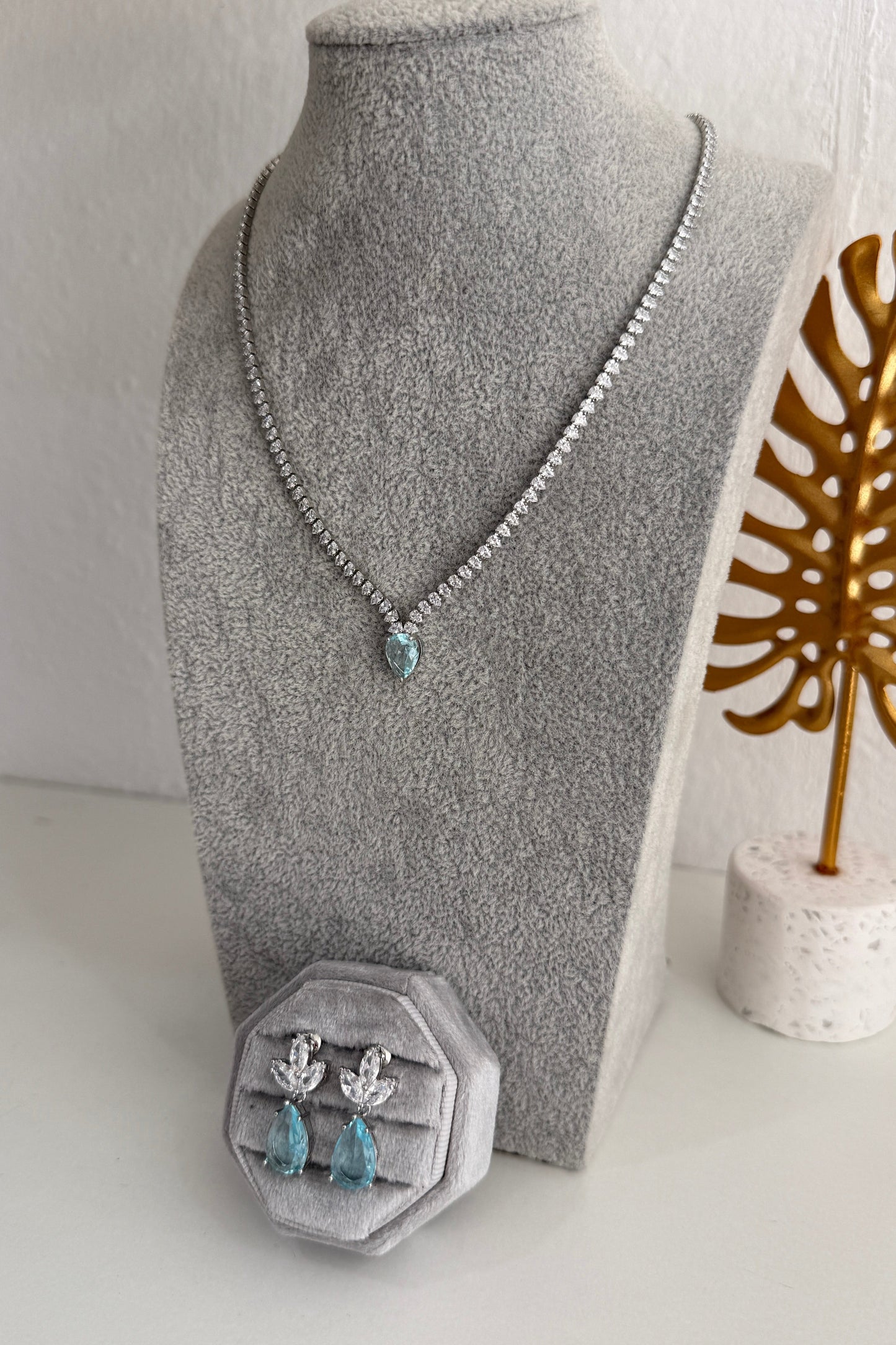 Set de Aretes Elia y Collar Delia