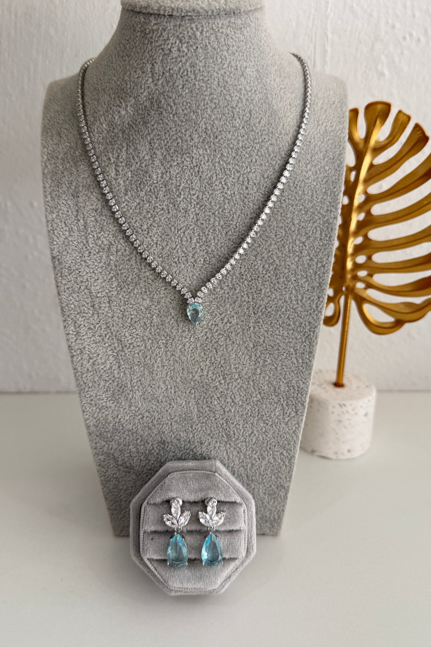 Set de Aretes Elia y Collar Delia