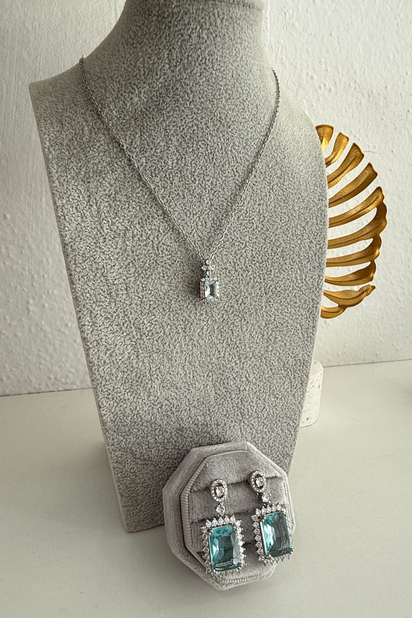 Set de Aretes Alicia y Collar Daniela