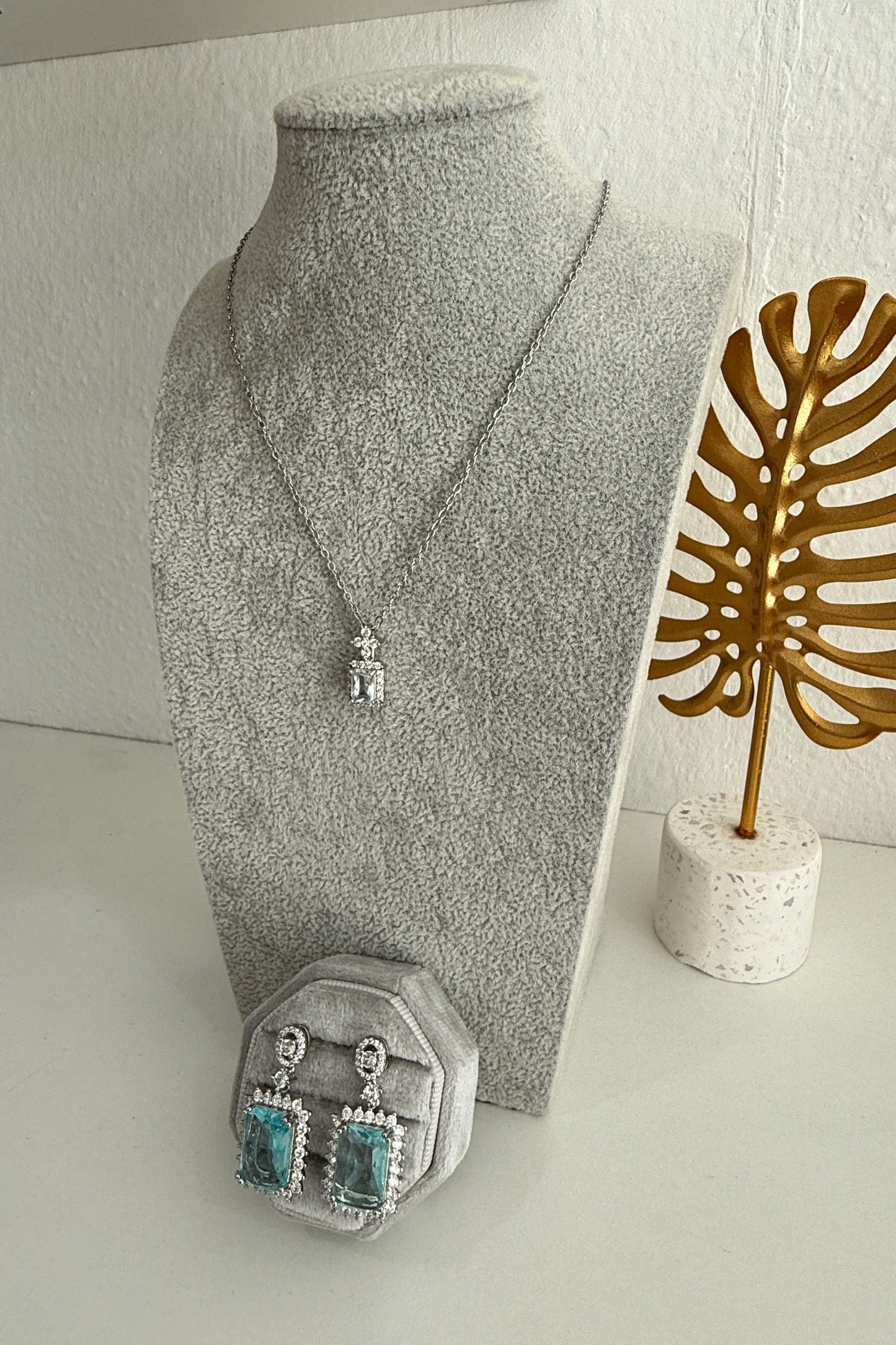 Set de Aretes Alicia y Collar Daniela