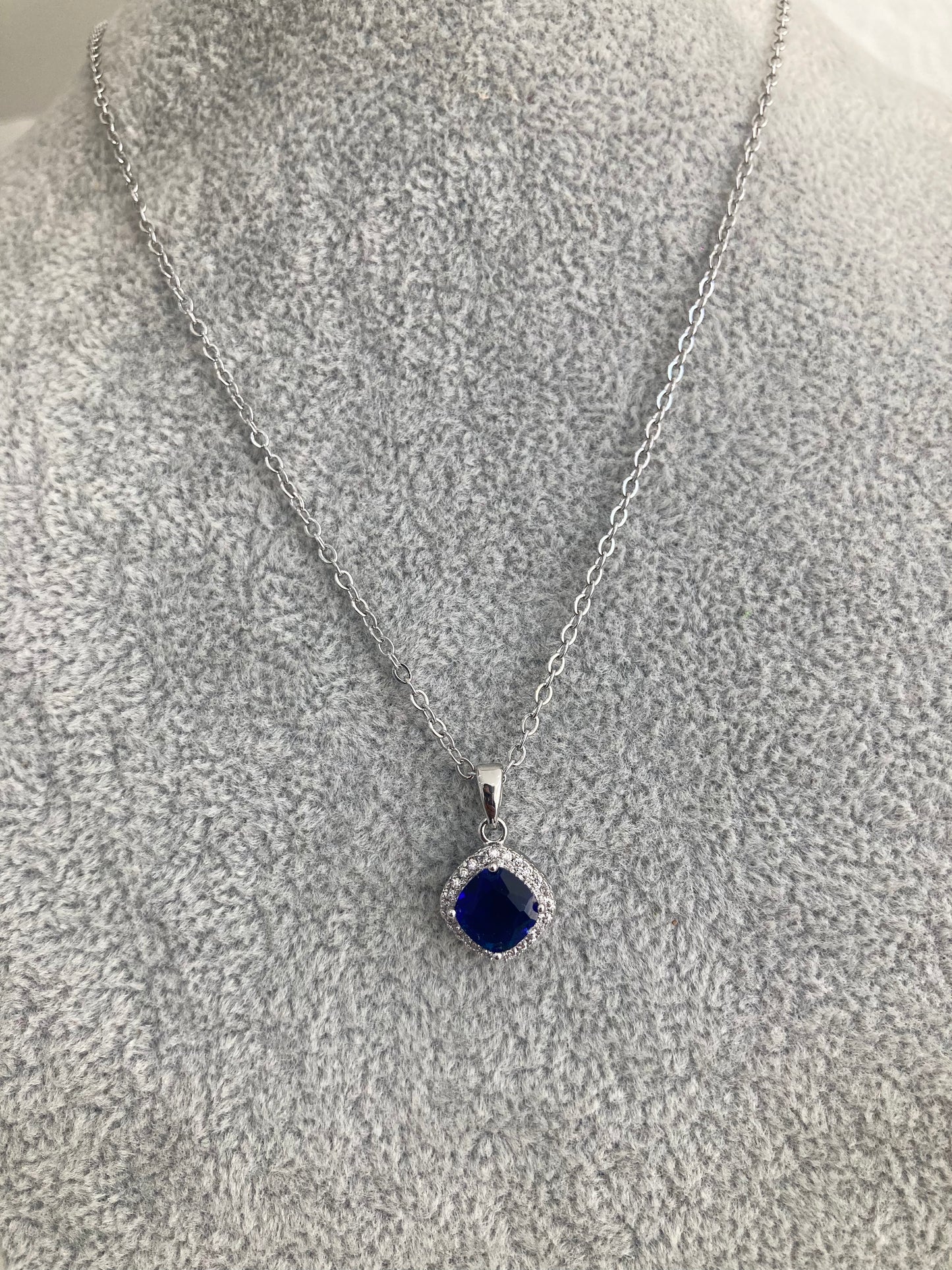 Set de Aretes Eloise y Collar Elvira