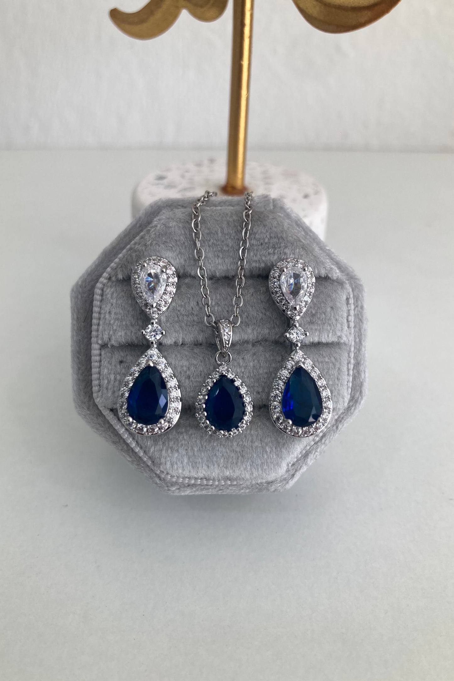 Set de Aretes Luisa y Collar Deimar