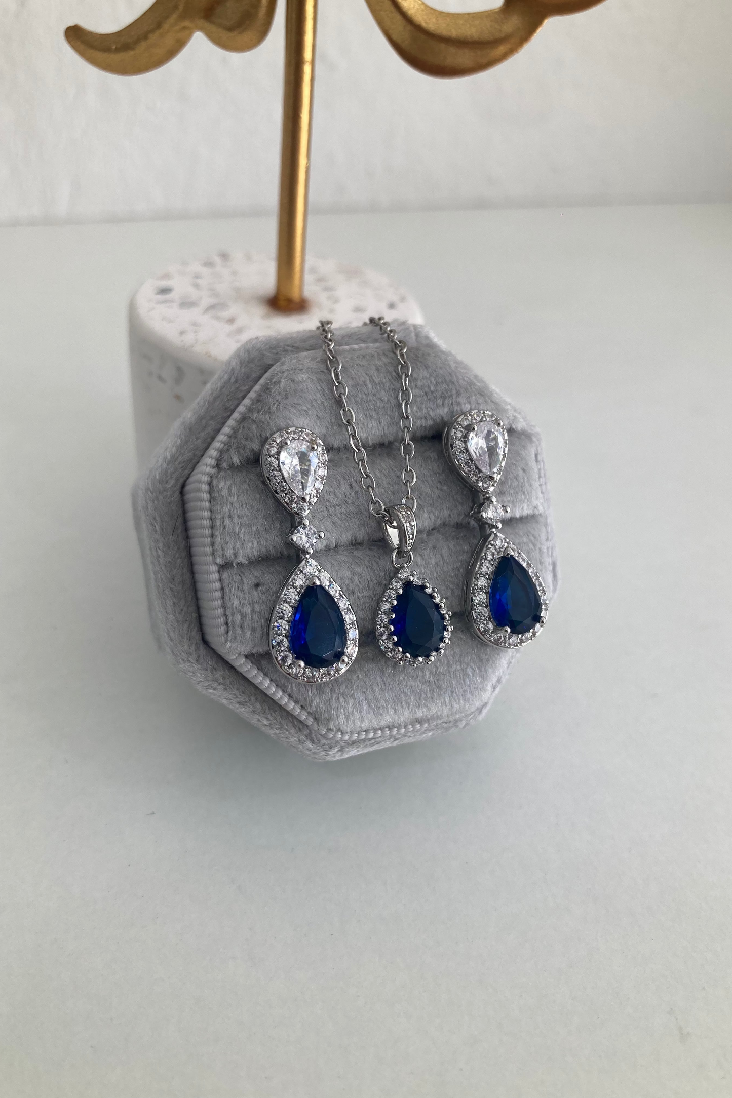 Set de Aretes Luisa y Collar Deimar