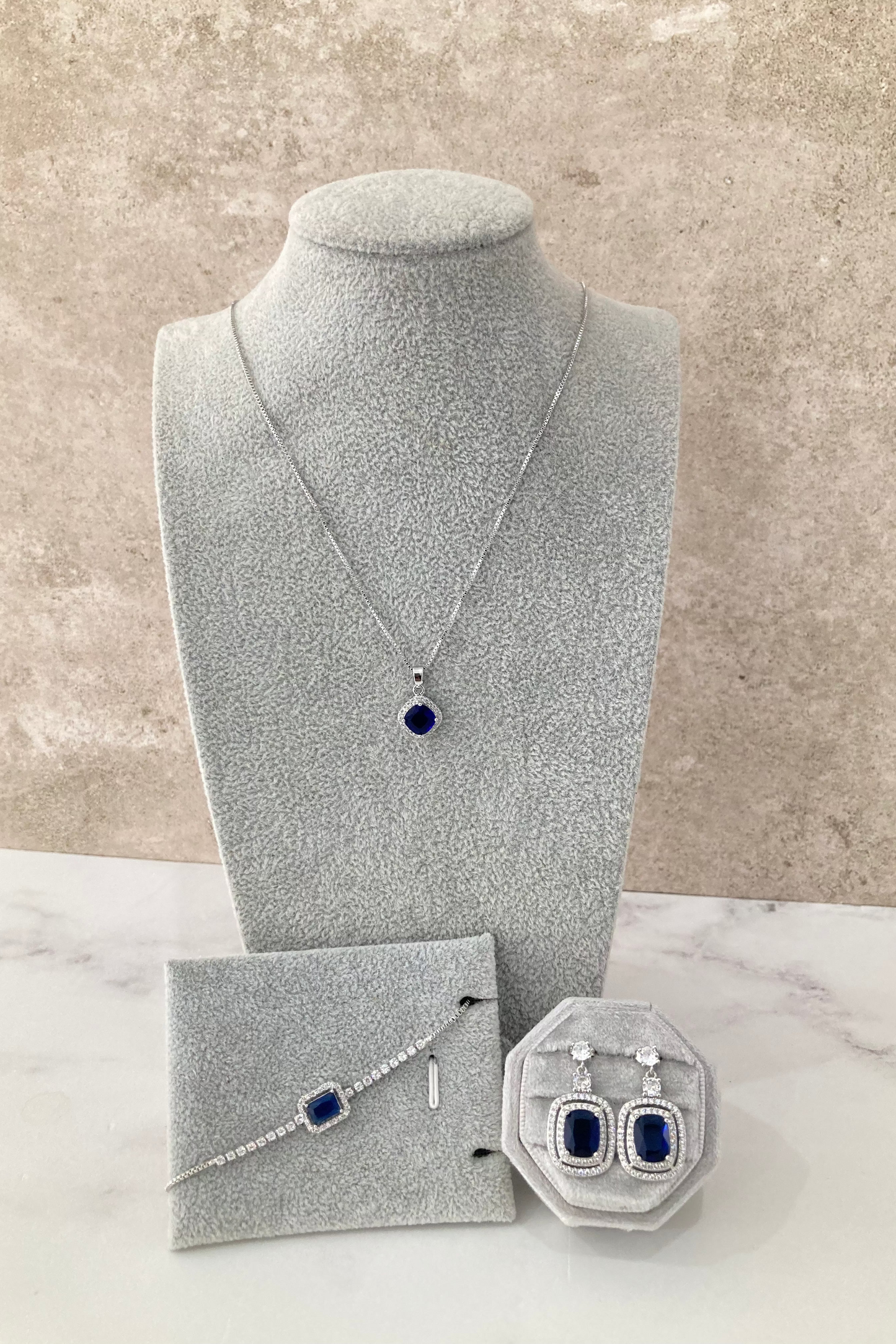 Set de Aretes Ruth Collar Elvira y Pulsera Mariana