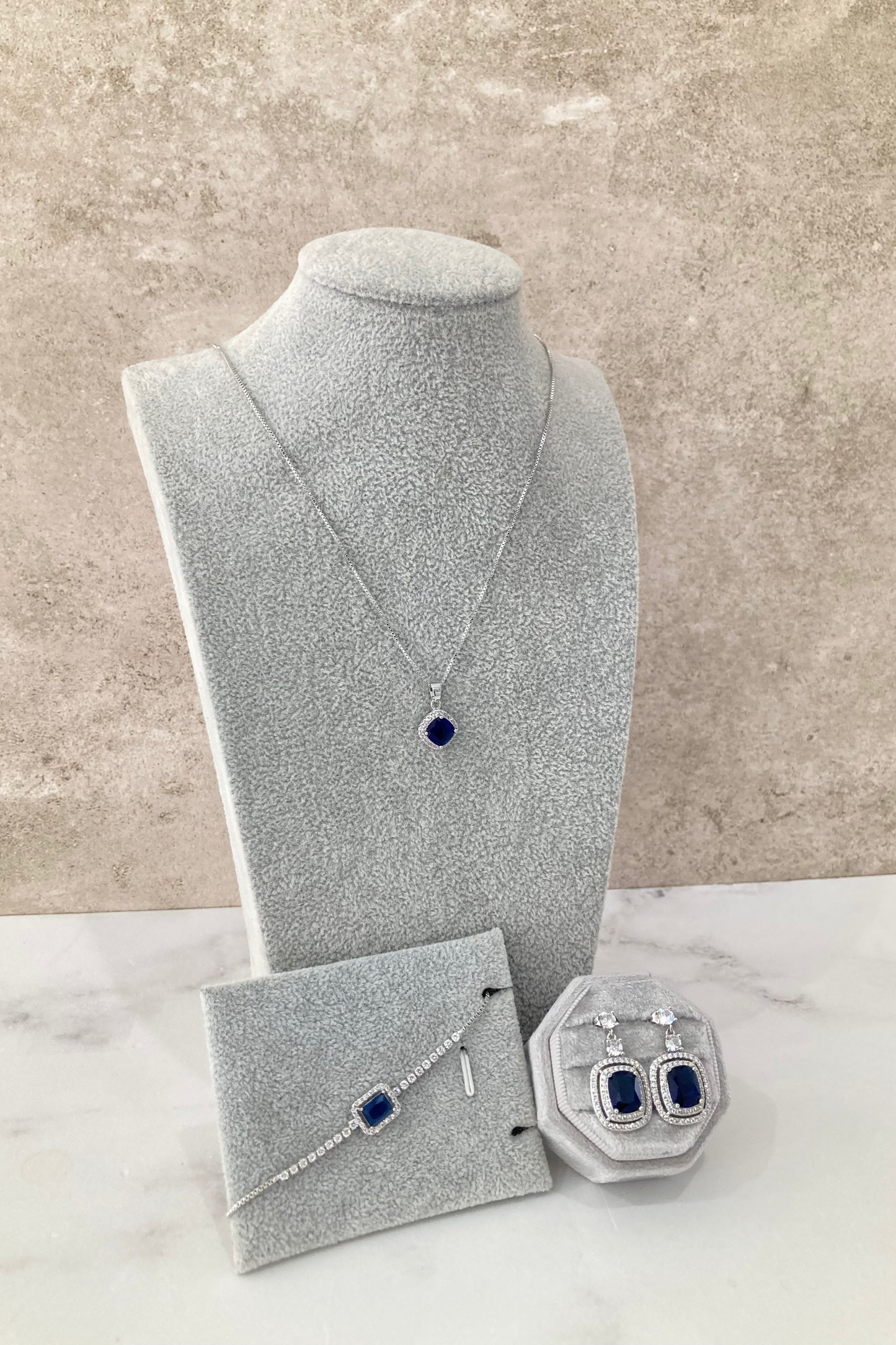 Set de Aretes Ruth Collar Elvira y Pulsera Mariana