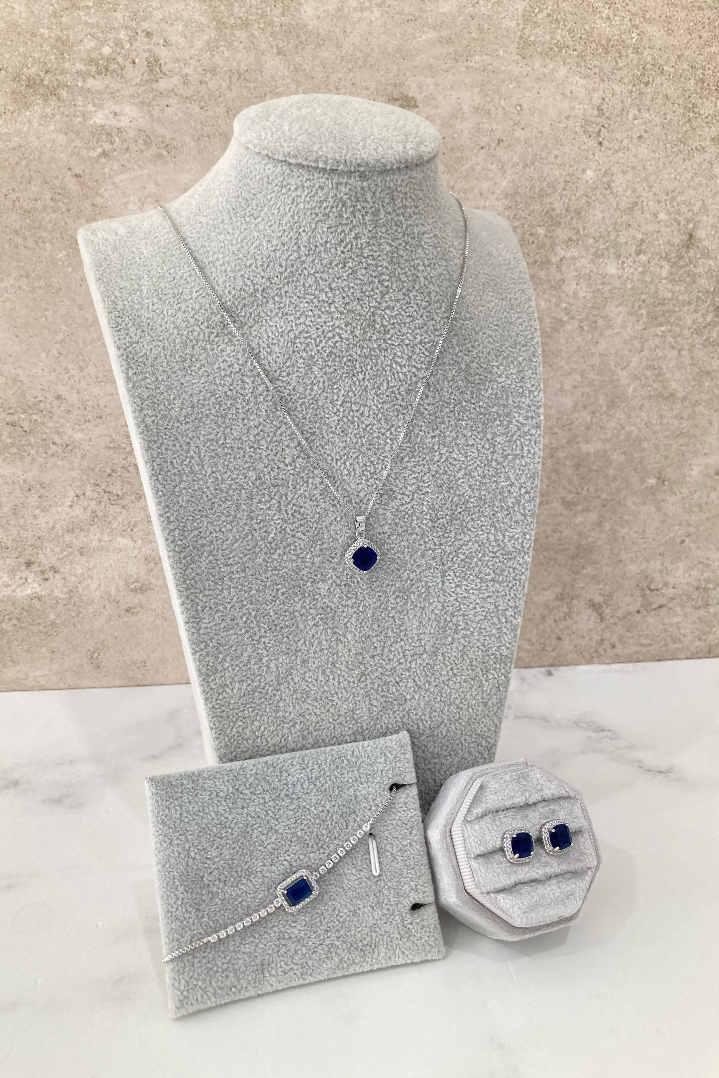 Set de Aretes Eloise Collar Elvira Pulsera Mariana