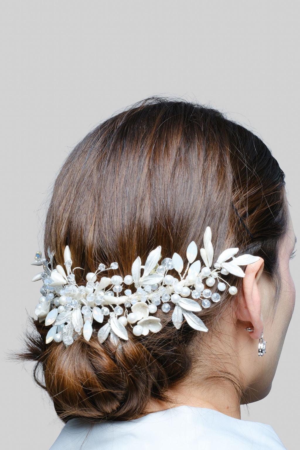 Tocado en cristales ojo de caballo ópalo, cristales y hojas en aleación blanca